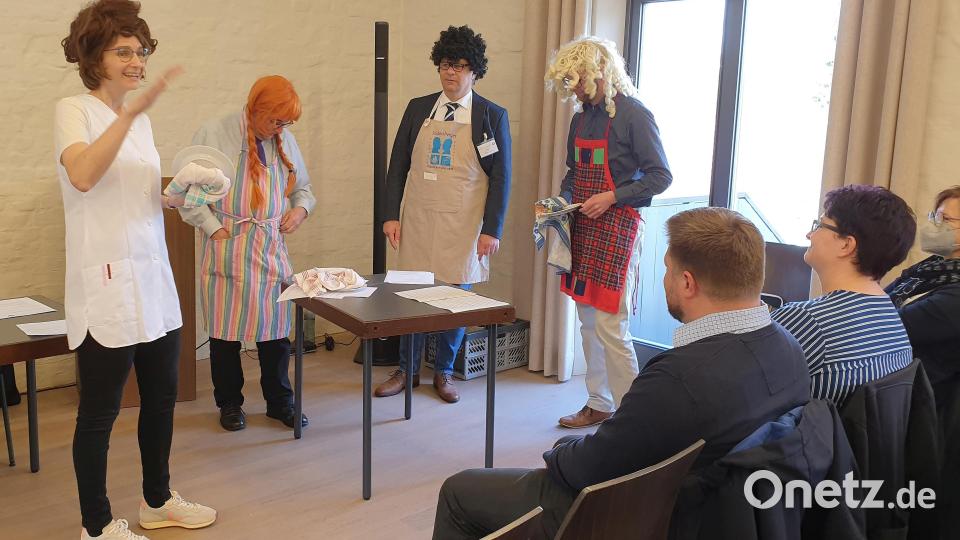 Mit dem humorvollen Einstieg in den Tag hatte das Vorbereitungsteam der Synode die Lacher auf seiner Seite. Synodalin Cornelia Treml, Dekanatsentwickler Pfarrer Klaus Weber, Dekan Thomas Guba und der stellvertretende Dekan Manuel Sauer (von links) spielten durch, wie das Thema „Einheit in der Vielfalt“ in einer fiktiven Kirchengemeinde ankommen könnte. Bild: wro