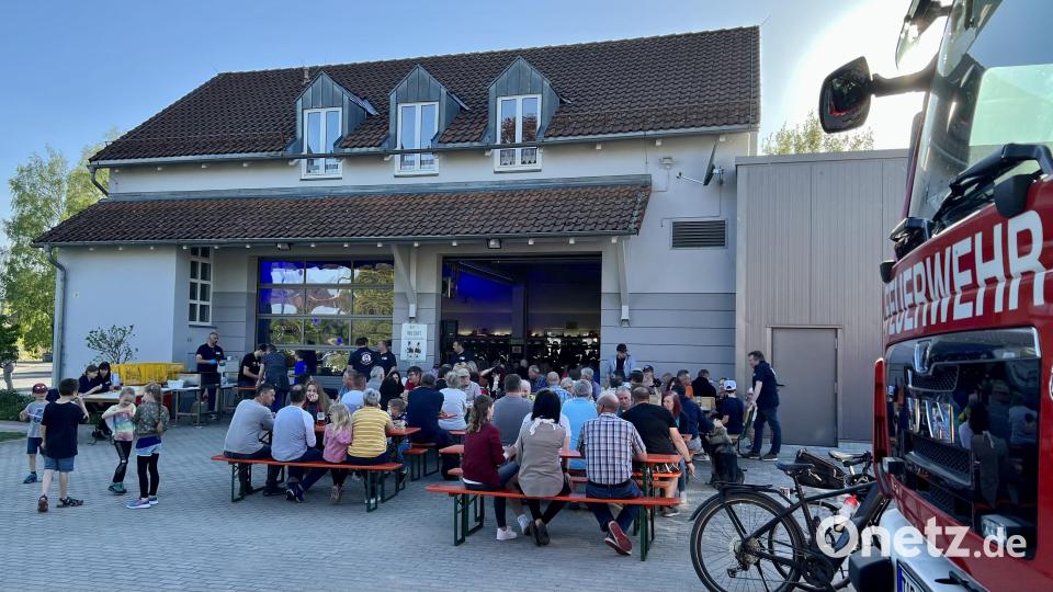 Viele Besucher nahmen an den Tischen im Hof Platz und genossen bei sommerlichen Temperaturen die Abendstimmung. Bild: nza