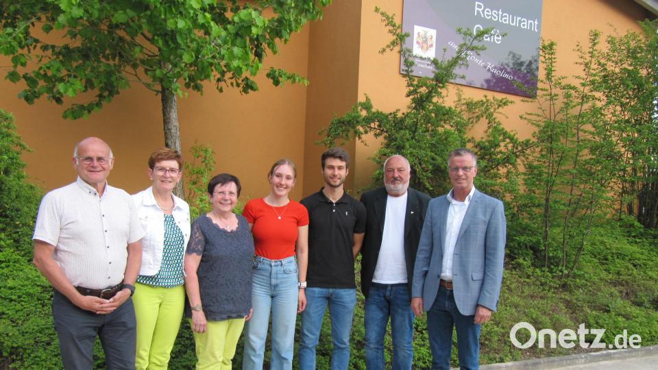 Funktionäre und Einzelsportler werden geehrt (von links): Manfred Groher, Elfriede Gerstmann, Zweite Bürgermeisterin Barbara Birner, Ella Paul und Jonas Schröter (die beiden Sportler des Jahres), Ralf Hergeth als Vertreter der Mannschaft des Jahres und Bürgermeister Hermann Falk. Bild: fg