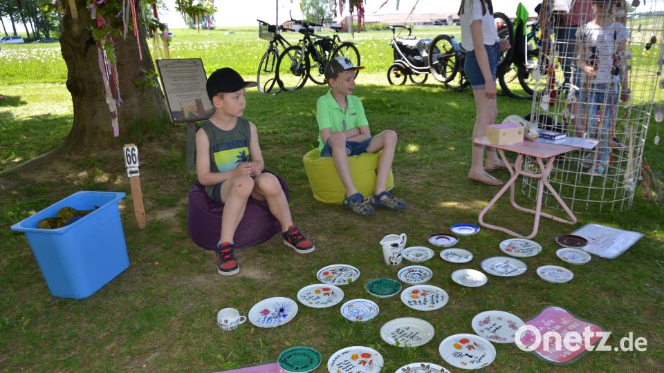 Früh übt sich, was ein Geschäftsmann werden will, sagen sich die beiden Jungs von der Mittagsbetreuung der Moosbacher Grundschule. Bild: gi