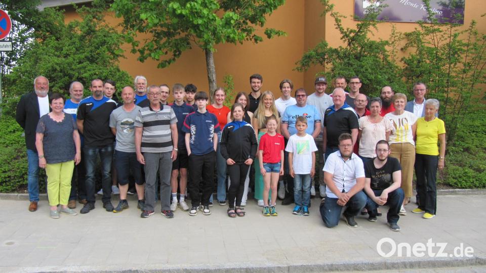 Aus allen Altersgruppen kommen die bei der Sportlerehrung in Hirschau Ausgezeichneten. Ihnen gratulieren Bürgermeister Hermann Falk (hinten, rechts) und Zweite Bürgermeisterin Barbara Birner (Zweite von links). Bild: fg