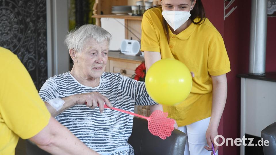 Gruppe zwei spielt Luftballon-Tennis mit Fliegenklatschen. Hier ist vor allem die Koordination der Motorik gefragt. Bild: Gabi Schönberger