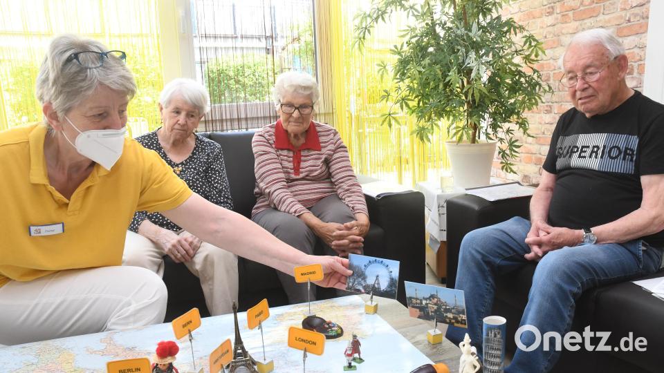 Gruppe eins der Tagespflege Sonnenschein auf Europareise: Wie heißen die Hauptstädte, welche Flüsse fließen hindurch, was ist typisch für ein Land? Gruppenarbeit aktiviert die Gäste und regt Erinnerungen an. Bild: Gabi Schönberger