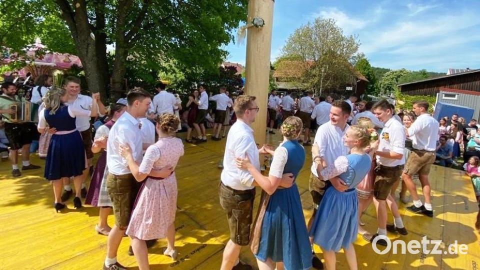 19 Paare tanzen in Wolfsfeld den Kirwabaum aus. Bild: jp