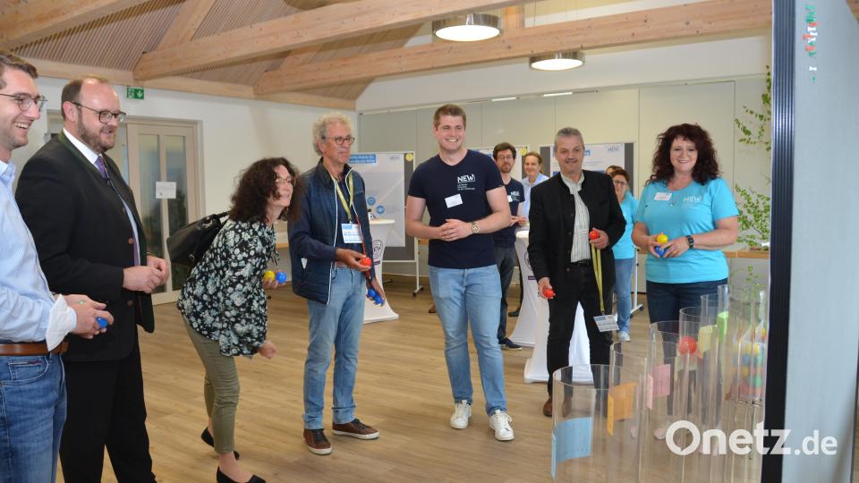 Gabriele Buchbinder (Dritte von links) beweist an der Station bei den bunten Bällen Treffsicherheit. Bild: dob