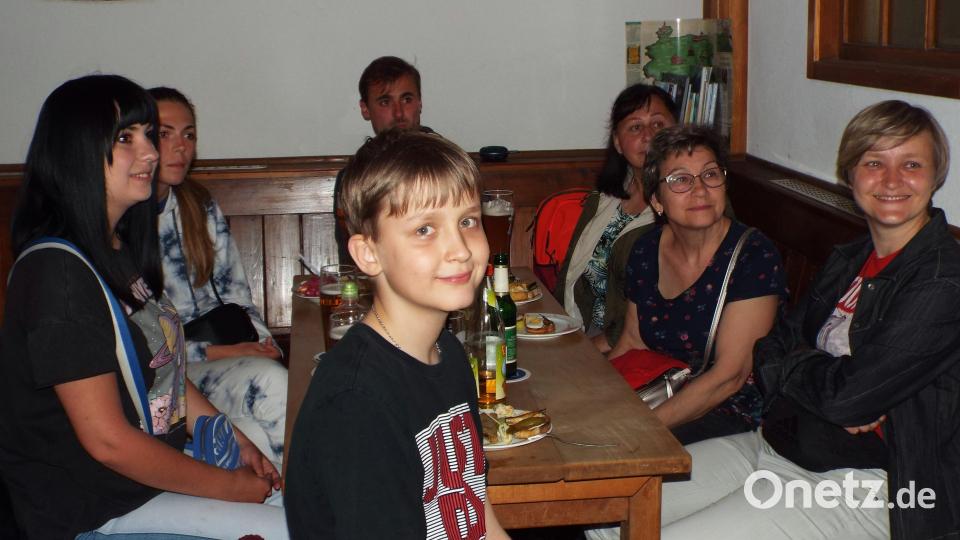 25 Geflüchtete aus der Ukraine haben in Köfering eine Bleibe gefunden. Auf Initiative des örtlichen Heimat- und Kulturvereins gab es ein Willkommenstreffen. Bild: e