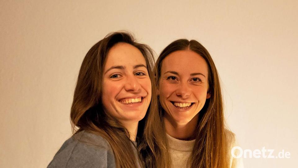 Magdalena Schneider (rechts) und Lea Nechvatal unterstützen derzeit die Arbeit der Hilfsinitiative in Kenia. Bild: Kathrin Orlamünder/exb