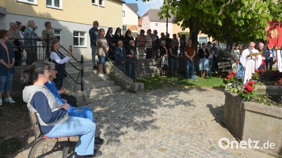 Viele Gläubige waren am Nachmittag auf den Therese-Neumann-Platz gekommen. Bild: jr
