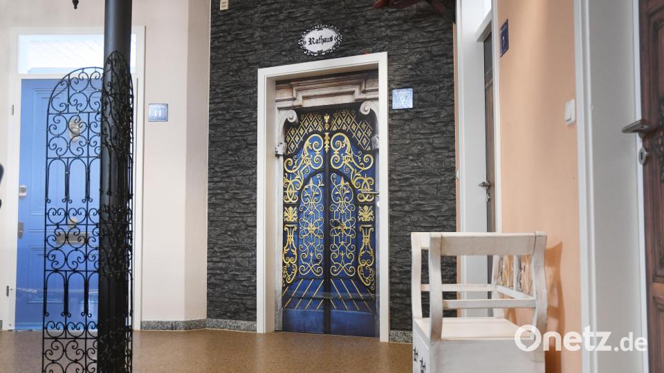 Hinter der "Rathaus"-Türe verbirgt sich die Garderobe. Weil die Gäste nicht gerne in eine Behörde gehen wollen, kommen sie nicht auf die Idee, Jacken an- und ausziehen zu wollen. Bild: Gabi Schönberger