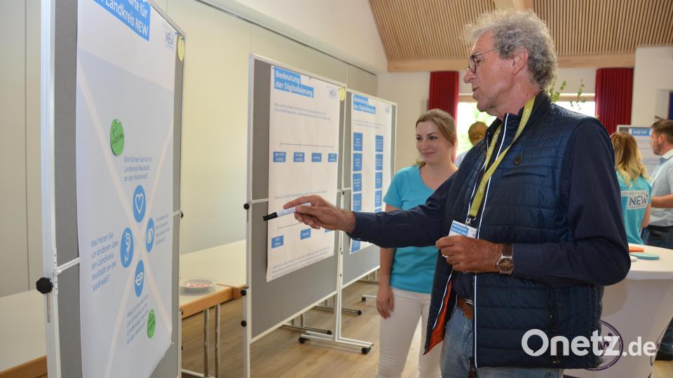 Einer der ersten Teilnehmer an den verschiedenen Stationen beim Markt der Ideen im Pfarrheim St. Marien: Dritter Bürgermeister Alfons Raab. Bild: dob