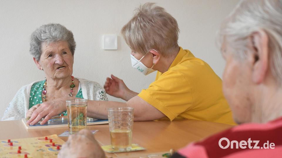 In Gruppe drei werden Holz-Puzzle gelegt. Diese Gruppe ist kleiner, weil ihre Mitglieder wesentlich mehr Betreuung benötigen. Aber auch hier gibt es Erfolgserlebnisse für die Gäste. Bild: Gabi Schönberger