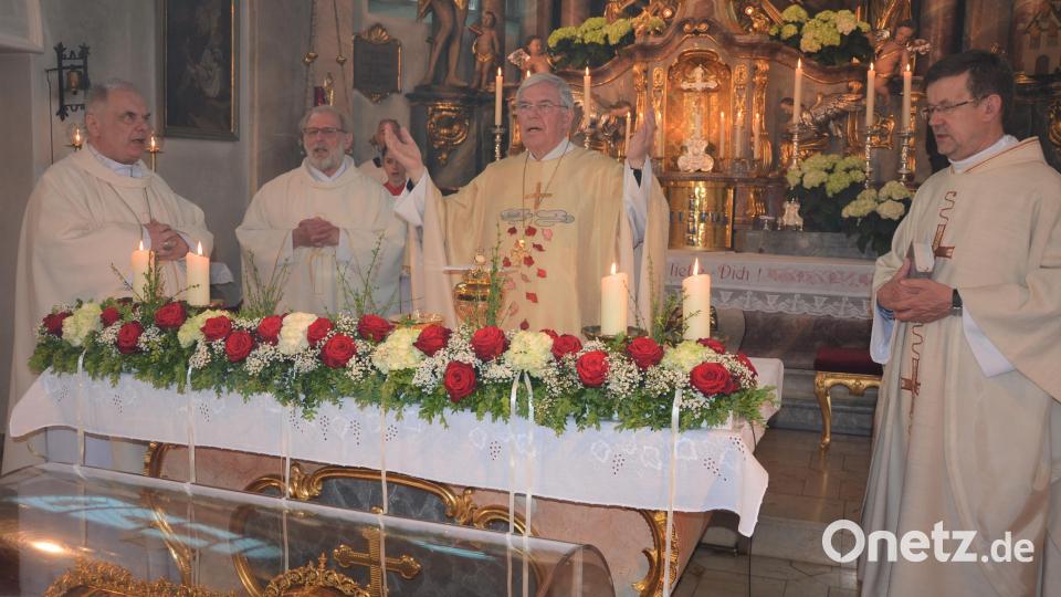 Standen gemeinsam am Altar, (von links) Abt Filip Zdenek Lobkowicz, Pater Benedikt Leitmayr, Weihbischof Karlheinz Diez und Pater Jan Burghardt. Bild: jr