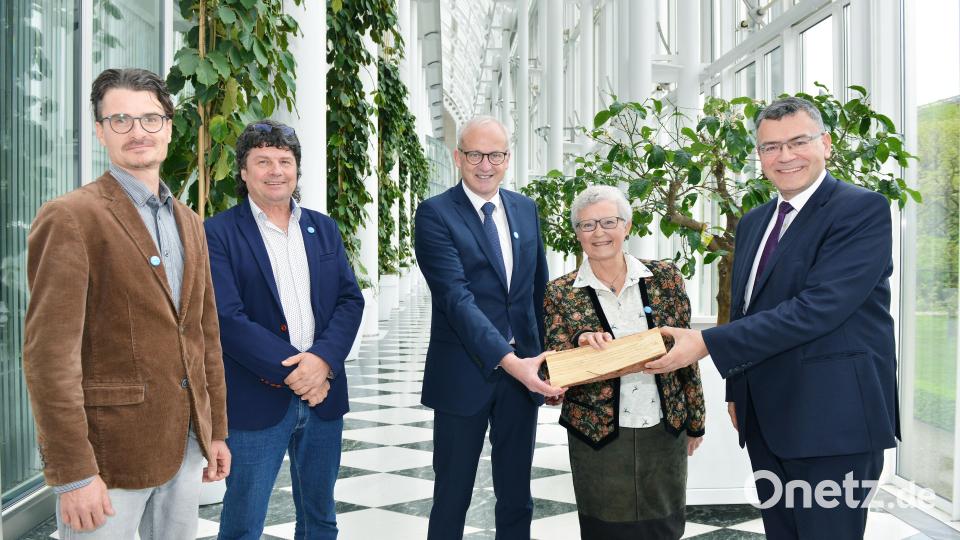 Was so ein Holz alles fertig bringt! Jürgen Huber, Säm Kraus, Bürgermeister Bernhard Lindner, Marianne Moosburger und Florian Herrmann hatten Spaß in der Staatskanzlei. Bild: Astrid Schmidhuber