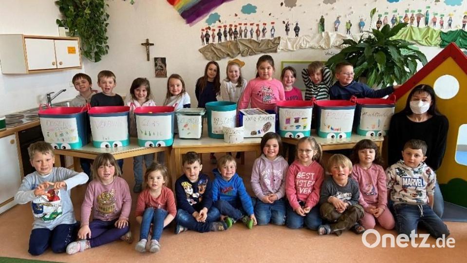 Die Kindergärtler gingen nicht zum Müllsammeln on Tour. Aber sie waren mit Feuereifer beim Trennen des täglich im Kindergarten anfallenden Abfalls bei der Sache. Vorab beklebten sie verschiedene Behälter mit Etiketten wie z.B. „Papier“, „Mischkunststoff“, „Bioabfall“ usw.. Rechts im Bild KiGa-Leiterin Christa Bauer. Bild: u