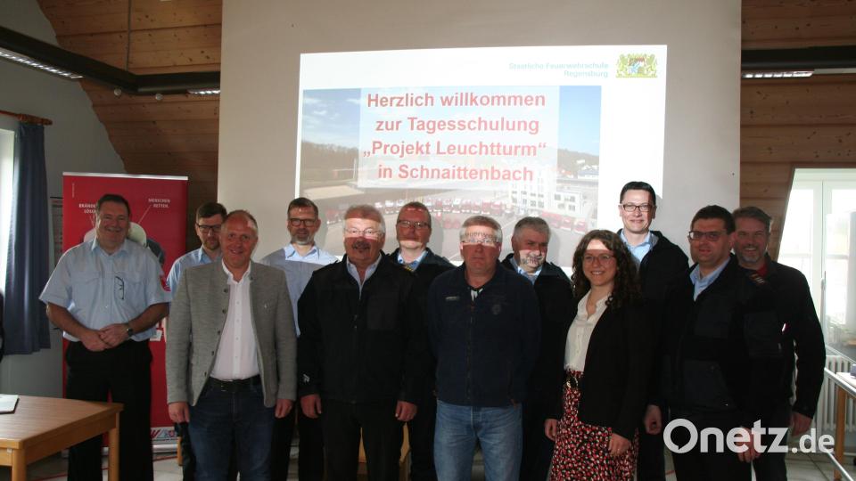 Die Protagonisten beim Tagesseminar Leuchtturm Krisenstab und AFS vorne v. l. Bürgermeister Marcus Eichenmüller, Kreisbrandrat Fredi Weiß, geschäftsleitender Beamter der Stadt Markus Stiegler, Tamara Rixen von der OTH Regensburg und federführender Kommandant Michael Werner von der Feuerwehr Schnaittenbach, hinten v. l. Fachbereichsleiter Heinrich Seltl und die Ausbilder Michael Gruber und Franz Liegl von der Staatlichen Feuerwehrschule, die Kreisbrandinspektoren Christoph Strobl, Hans Sperber und Armin Daubenmerl und 2. Kommandant Stefan Reindl. Bild: wfw