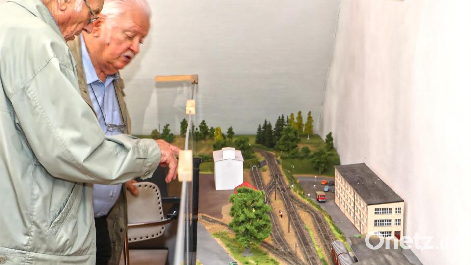 Von Interesse für Groß und Klein war die Lokalbahn Erbendorf-Reuth im H0-Maßstab. Auf dem Bild ist die Haltestelle Südbahnhof zu sehen, mit dem früheren Schmucker-Lagerhaus (links) und der Kofferfabrik BERMAS (rechts). Bild: njn