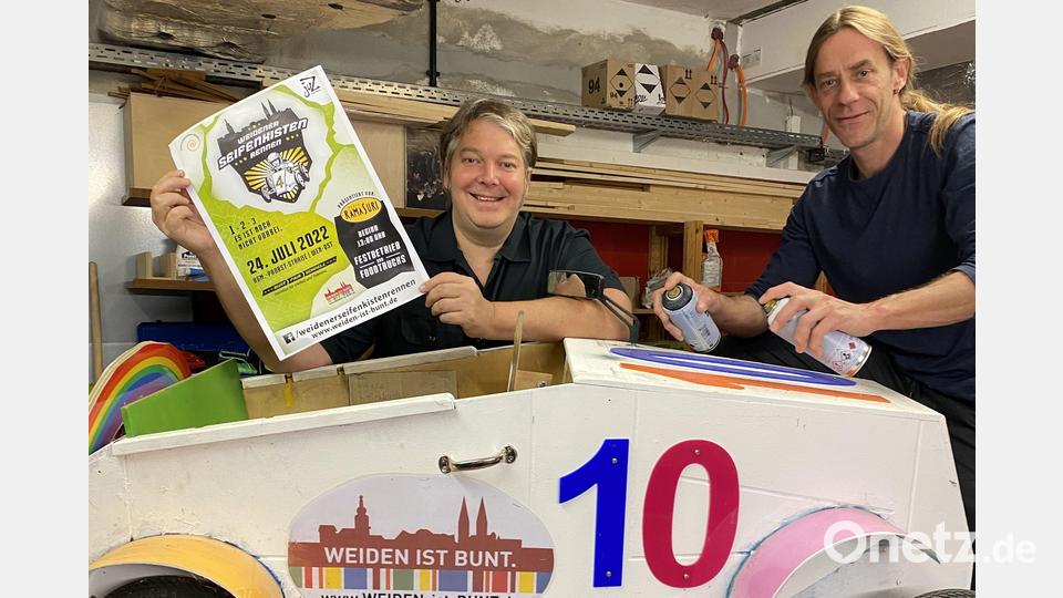 Florian Graf (links) und Nico Erhardt tüfteln nicht nur am &quot;Weiden ist bunt&quot;-Renner, sondern auch an der Organisation des gesamten Rennens. Bild: Stadtjugendring Weiden/exb
