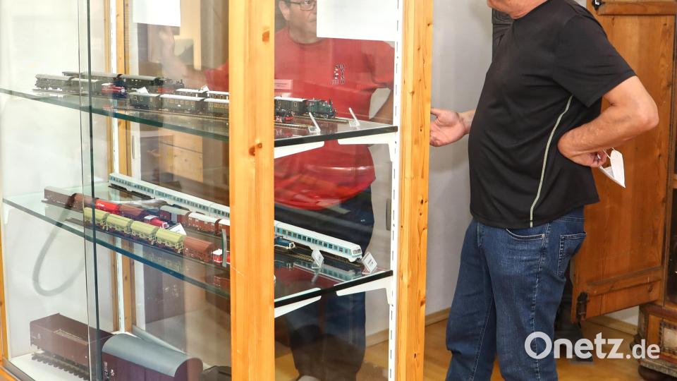 Zugpaare als Personen- oder Güterzug aus verschiedenen Epochen auf der Lokalbahnstrecke waren in der Vitrine zu sehen. Unter anderem eine Dampflok der Baureihe 64 in Spur G (unten). Bild: njn