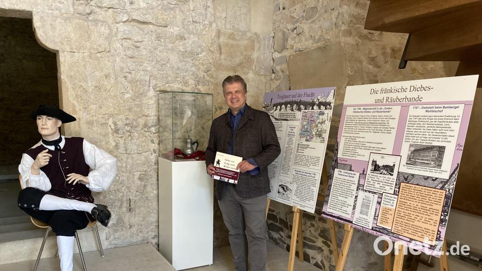 Bernhard Weigl hat im Turm der Burg Dagestein Wissens- und Sehenswertes aus der Zeit des Räubers Franz Troglauer zusammengetragen. Bild: aks