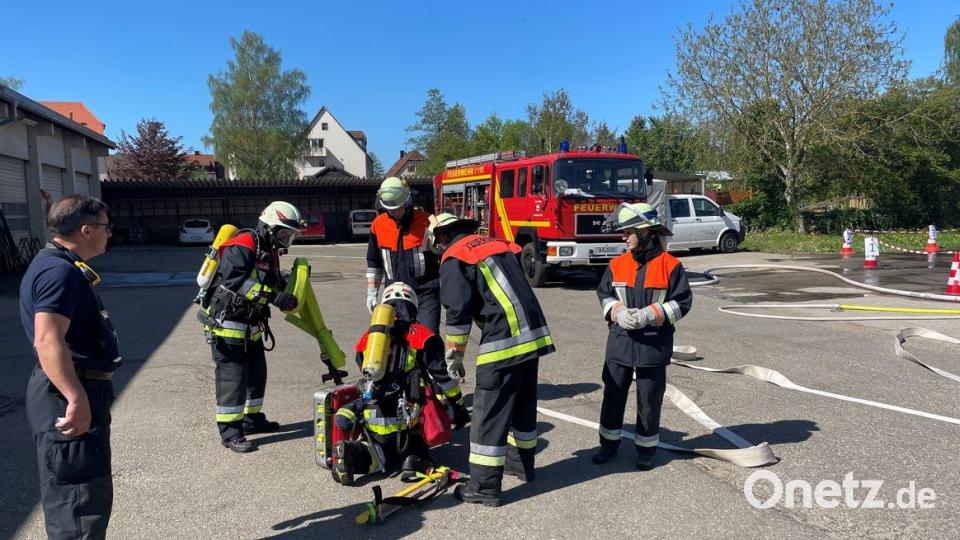 Endlich wieder ein Ausbildungstag bei der Feuerwehr Auerbach: Die beiden Kommandanten legten den Fokus dabei auf die Grundlagen. Bild: lei