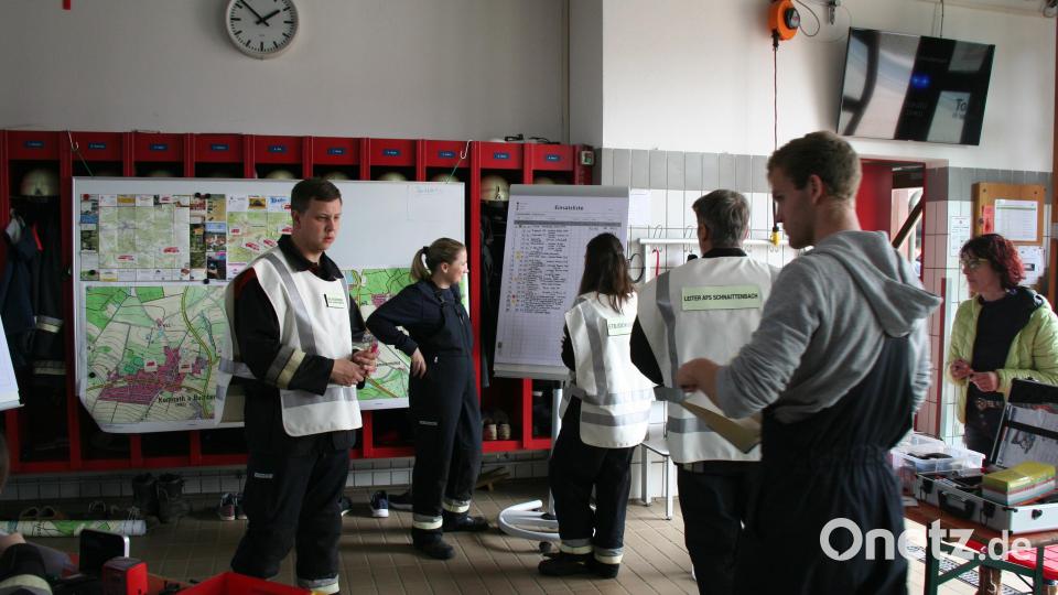 Die Abschnittsführungsstelle wird von Aktiven der Feuerwehr besetzt und registriert, dokumentiert und wickelt alle gemeldeten Alarmfälle auf örtlicher Ebene ab, sobald die Integrierte Leitstelle an der Überlastungsgrenze ist. Bild: wfw