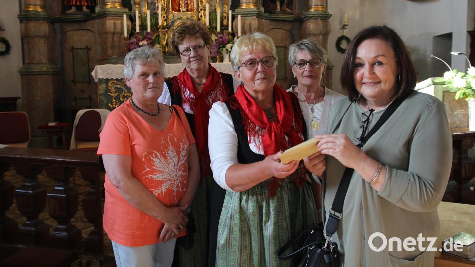 Die Andachtsbesucher haben zusammen knapp 360 Euro gespendet. Diese übergab Edeltraud Frank (Mitte) an Nicole Fürst (rechts). Auch Anni Riedel (Tafelleiterin, links), Christa Böhm (Zweite von links) und Theresia Kreger (Mitterteicher Tafel, Zweite von rechts) freuten sich über diese Summe. Bild: fks