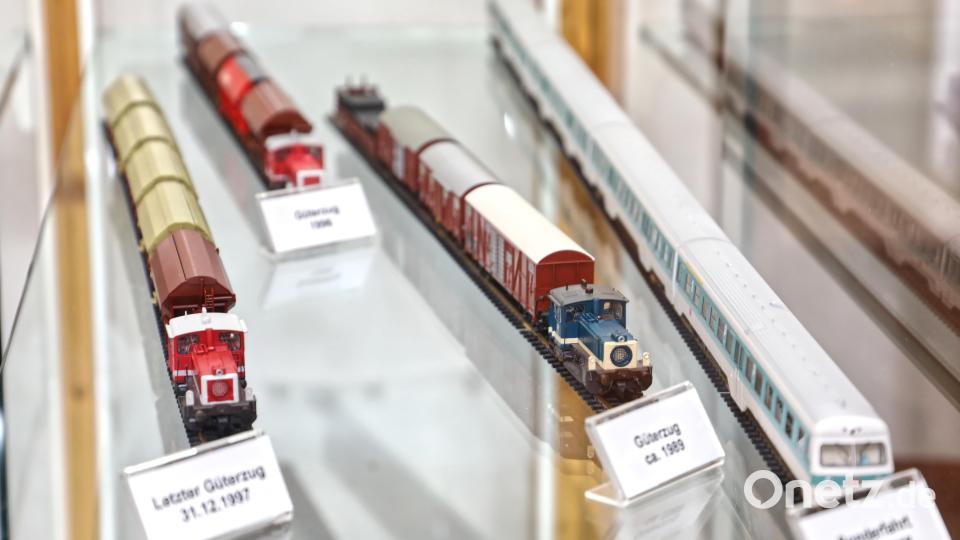 Zugpaare als Personen- oder Güterzug aus verschiedenen Epochen auf der Lokalbahnstrecke waren ein Hingucker. Selbst der Sonderzug (rechts im Bild), der im November 1989 extra auf der Lokalbahnstrecke fuhr, war zu sehen. Bild: njn