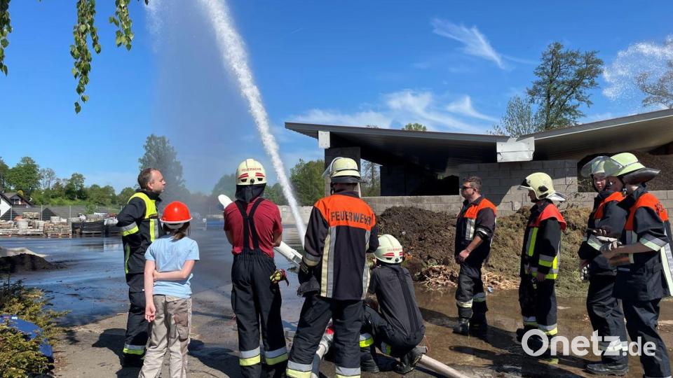 Endlich wieder ein Ausbildungstag bei der Feuerwehr Auerbach: Die beiden Kommandanten legten den Fokus dabei auf die Grundlagen. Bild: lei