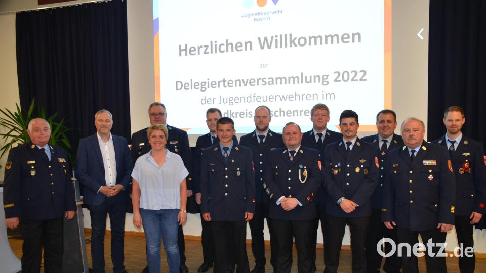 Der neue Kreisjugendfeuerwehr-Ausschuss und die Ehrengäste stellten sich zum Foto auf. Dabei war auch Kreisjugendfeuerwehrwart Wolfgang Bauer (Dritter von links) und Jugendgruppensprecher Paul Kasseckert (Fünfter von links). Bild: ak
