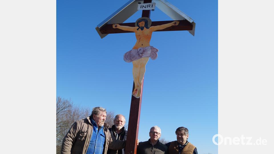 Anfang März bereits war das neue Kreuz aufgestellt worden. Bild: Jean Rustler/exb