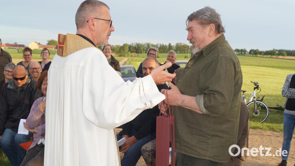Pfarrer Dr. Thomas Vogl (links) überreichte dem Künstler Jan Hlovoska aus Altkinsberg ein Präsent. Bild: Jean Rustler/exb