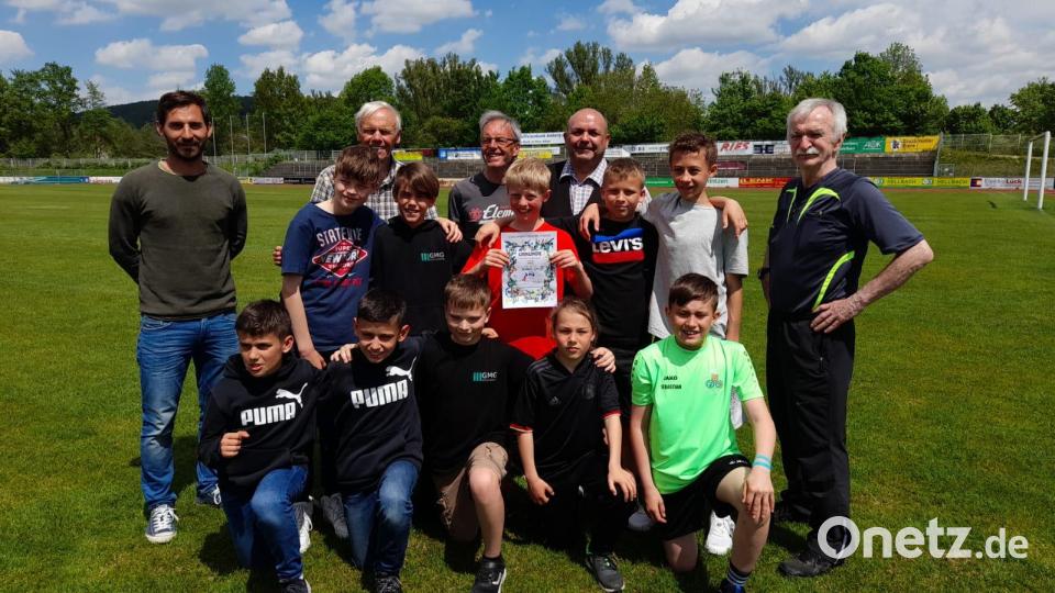 Das GMG holte sich in der Altersklasse IV den Titel. Hinten von links: Lehrer Michael Muck, Schiedsrichter Adolf Binner, Platz wart Andrea Belotto vom FC Amberg, Organisator Thomas Gebele und Schiedsrichter Karl Vollmer. Bild: Thomas Gebele