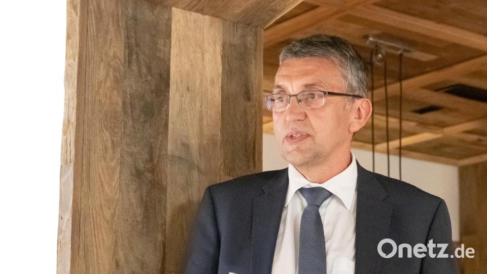 Bürgermeister Franz Schöner berichtete bei der Bürgerversammlung von künftigen Plänen der Marktgemeinde, etwa einem Radweg zwischen Tirschenreuth und Mähring. Bild: Susanne Forster