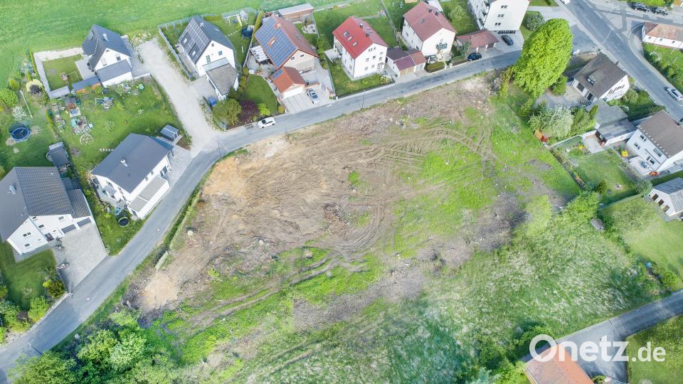 Auf dieser nun freigemachten Fläche an der Breitenbrunner Straße am Loderhof hat die Stadt Sulzbach-Rosenberg sechs Baugrundstücke ausgewiesen - alle sind bereits vergeben. Bild: Thilo Hierstetter