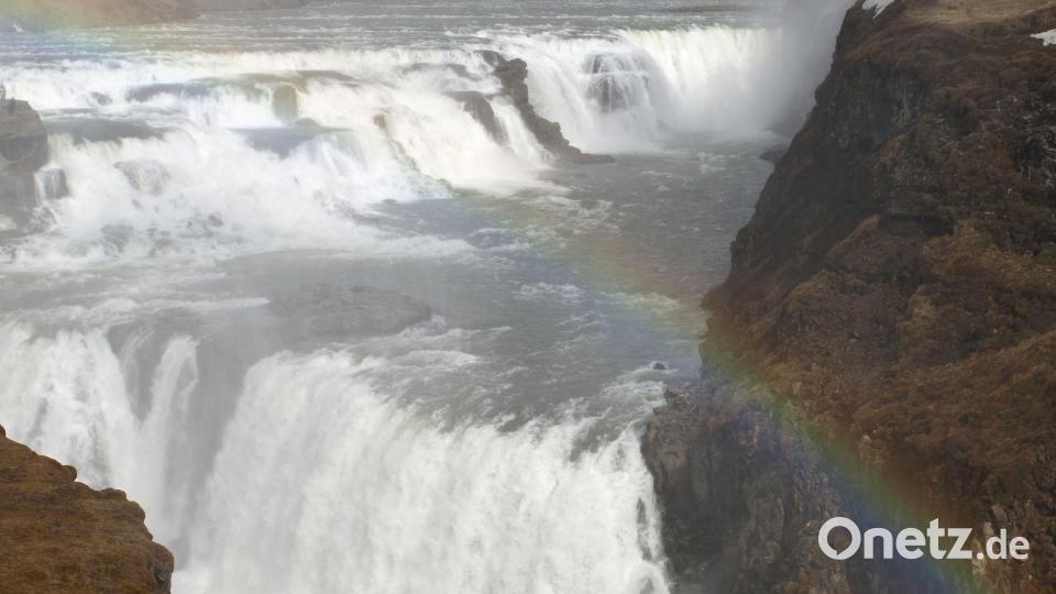 Der Fluss Hvita stürzt in zwei Fallstufen tosend 30 Meter in die Tiefe, in eine enge, gischtumspielte Schlucht. Bild: Bernhard Christl