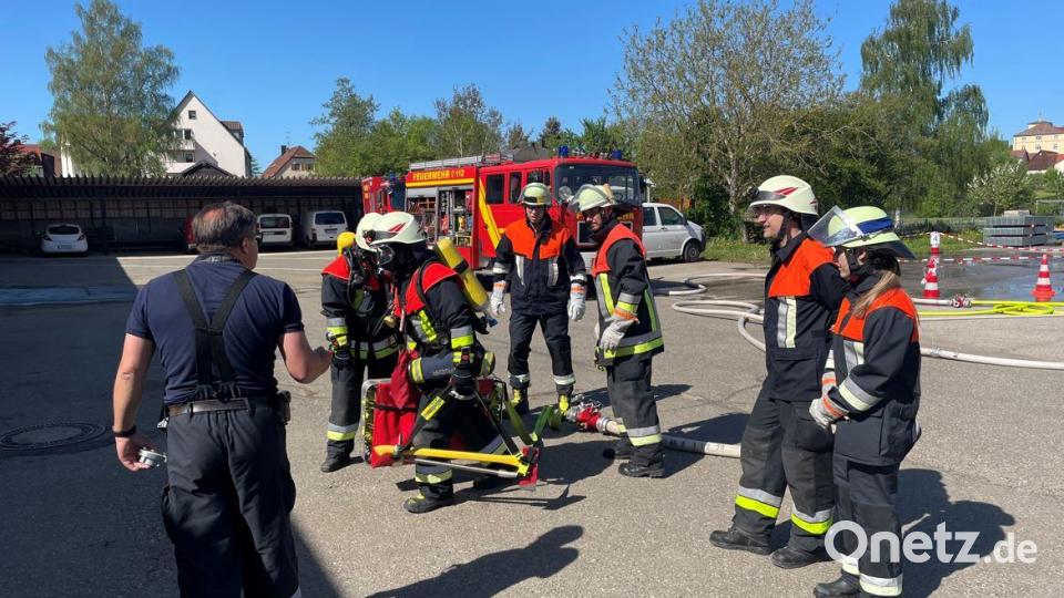 Endlich wieder ein Ausbildungstag bei der Feuerwehr Auerbach: Die beiden Kommandanten legten den Fokus dabei auf die Grundlagen. Bild: lei