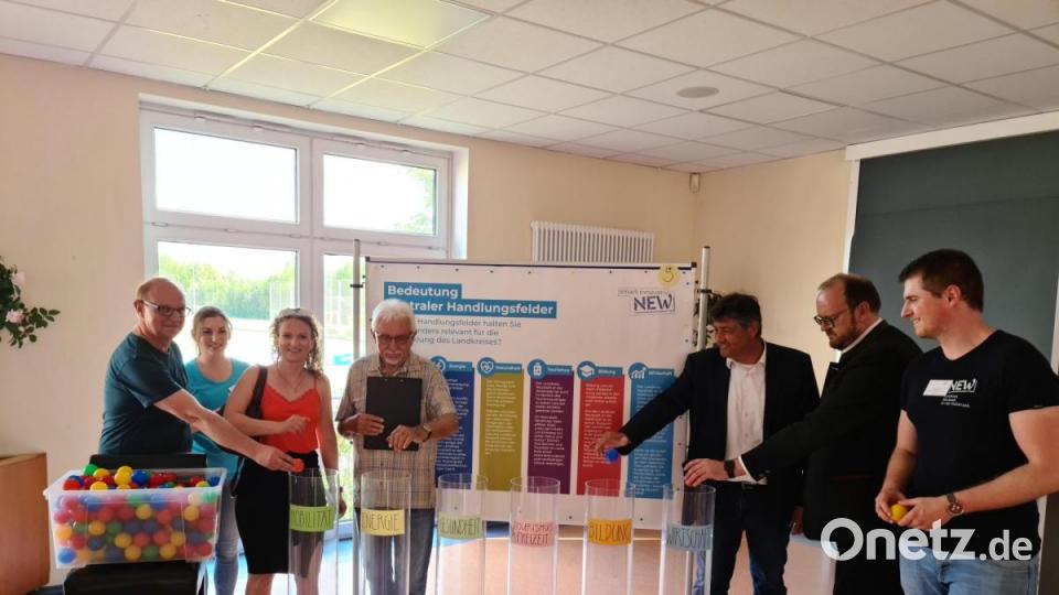 Anhand von Bällen konnten Bürger beim "Markt der Ideen" ihre Präferenzen bei den Entwicklungsschwerpunkten festsetzen. Bild: sne