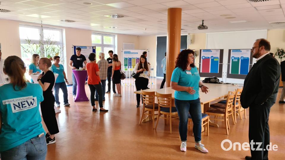 Beim Markt der Ideen konnten die Bürger mit dem Landratsamt ins Gespräch kommen und ihre Schwerpunkte erklären. Bild: sne