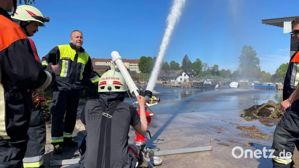 Wasser marsch: Endlich wieder ein Ausbildungstag bei der Feuerwehr Auerbach. Die beiden Kommandanten legten den Fokus dabei auf die Grundlagen. Bild: lei
