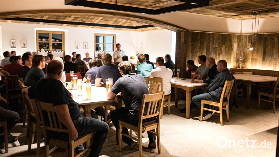 Bei der Bürgerversammlung der Marktgemeinde Mähring im Griesbacher Gasthaus &quot;Rubenbauer&quot; stellte Ingenieur Markus Münchmeier die Pläne zu Wasser und Abwasser vor. Bild: Susanne Forster