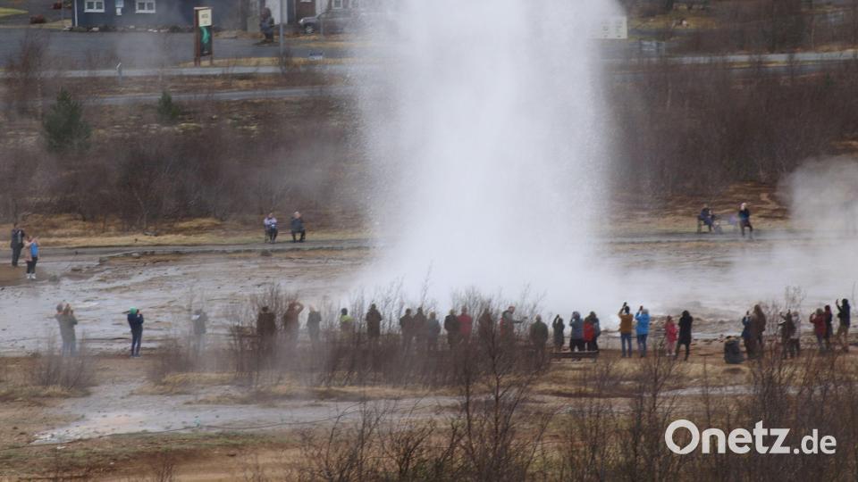 Der Geysir Strokkur schießt circa alle zehn Minuten eine kochend heiße Wasserfontäne bis zu 20 Meter in die Höhe. Bild: Bernhard Christl