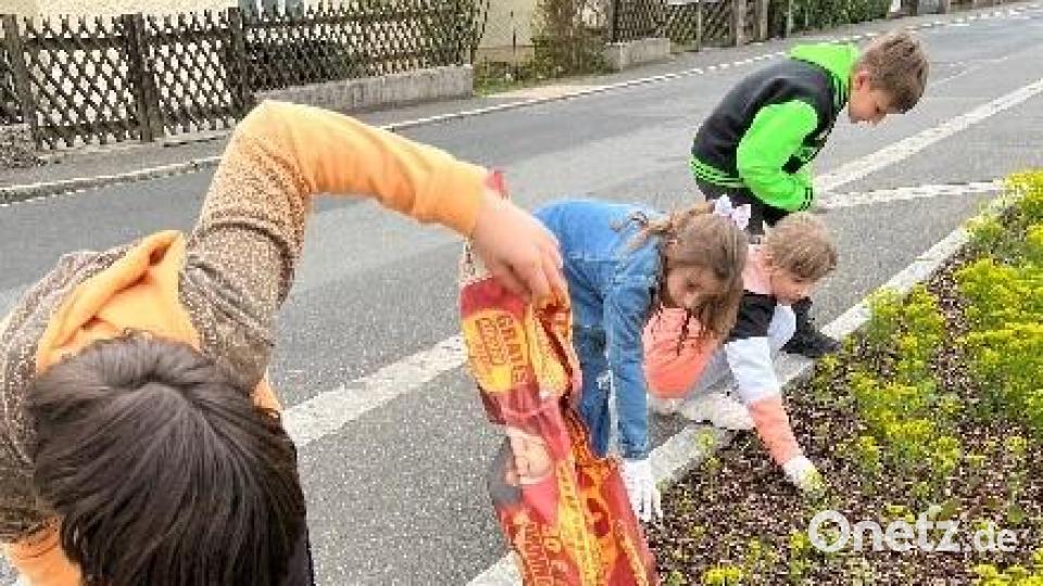 Die Schulkinder des Marienkindergartens/Haus des Kindes rücken zu einer Rama-dama-Aktion aus und machen dabei die Erfahrung, dass entlang der Wege und Straßen sehr viel Abfall herumliegt. Geradezu schockiert sind die Mädchen und Jungen über die unendlich vielen Zigarettenstummel. Bild: u