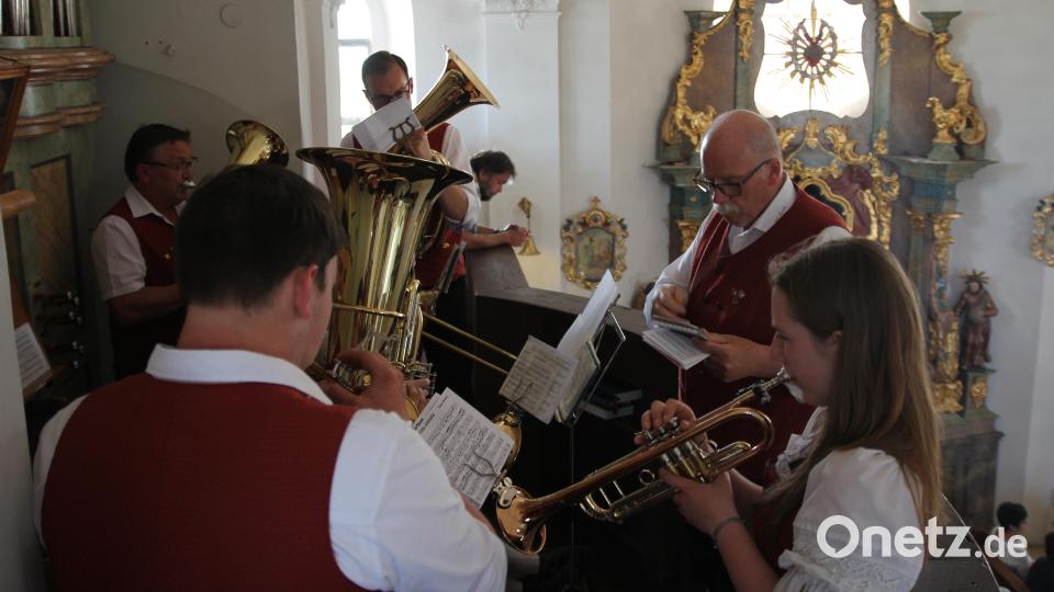 Von der Empore aus gestaltete die Blaskapelle Reuth die Andacht. Die Leitung hatte Peter F. Dotzauer (hinten, rechts). Bild: fks