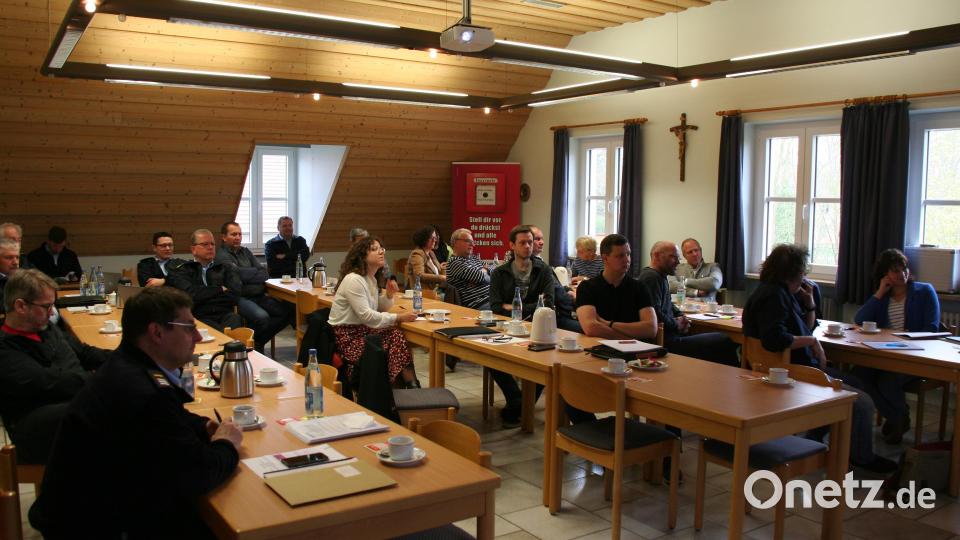 Die Teilnehmer am Tagesseminar Leuchtturm Krisenstab und Abschnittsführungsstelle (AFS) im Unterrichtsraum des Gerätehauses der Feuerwehr Schnaittenbach. Bild: wfw