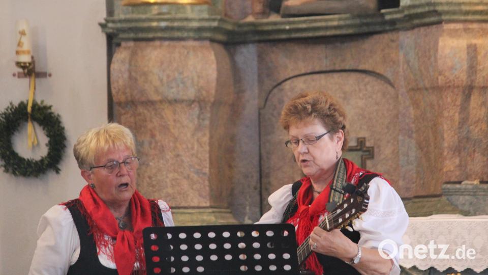 Mit Gitarre und Gesang war der &quot;Josefshofer Hausgsang&quot; mit Christa Böhm (links) und Edeltraud Frank maßgeblich an der Maiandacht beteiligt. Bild: fks