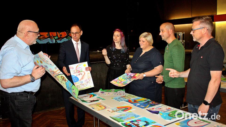Aus 142 eingereichten Bild sucht die Jury (von links) Ewald Zenger, Robert Stahl, Denise Schatzkowski, Kathi Glaser, Florian Vogel und Christoph Rolf das Siegerbild aus. Bild: R. Kreuzer