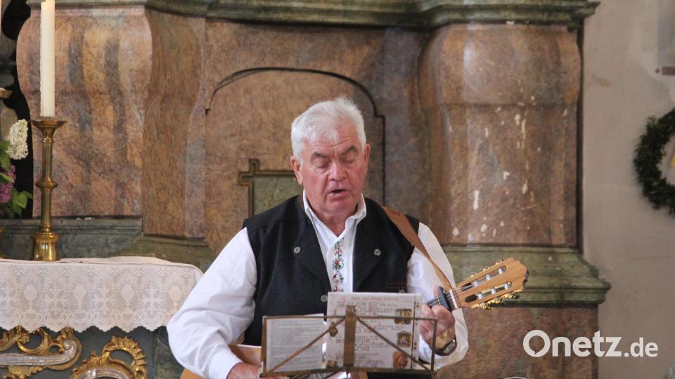 Josef Kämpf begeisterte als Solist mit Gitarre und Gesang. Bild: fks