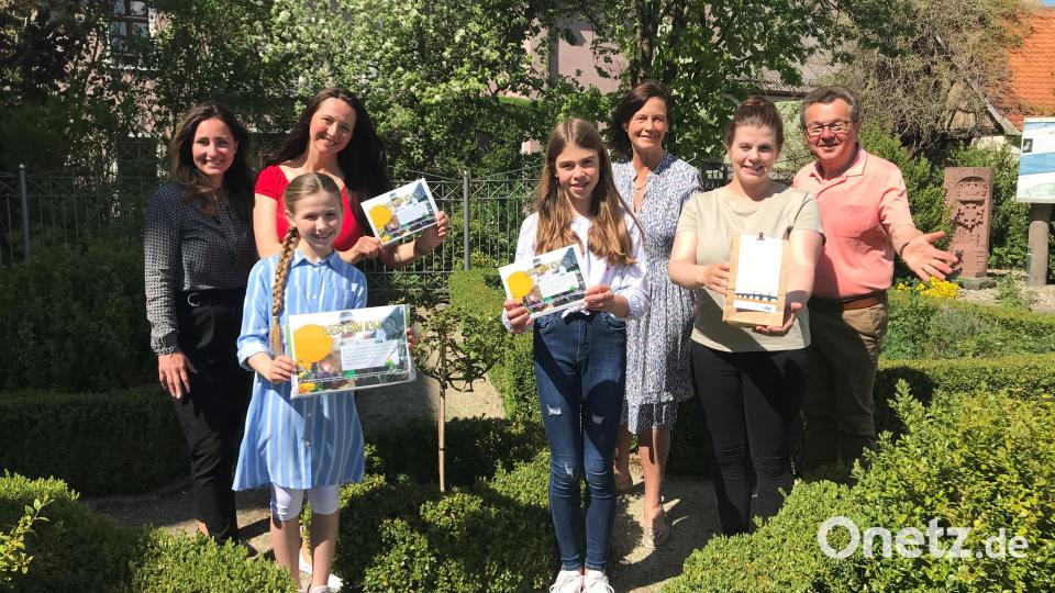 Projektleiterin Janka Hannemann-Mathes mit den Gewinnerinnen Amelie, Larissa, Lina sowie Doris Schön (Fairtrade-Beauftragte), Gewinnerin Sarah und Stadtmarketing-Vorsitzendem Dr. Maximilian Schön. Bild: Stadtmarketing TIR/exb
