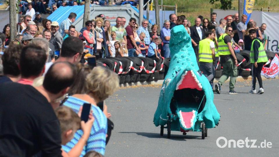 Ein Krokodil auf Rädern: Solche ausgefallenen Flitzer gingen zuletzt 2019 beim Weidener Seifenkistenrennen an den Start. Mal sehen, welche kreativen Kisten dieses Jahr in Weiden anrollen. Erwartet werden wieder Tausende von Zuschauern. Archivbild: Helmut Kunz