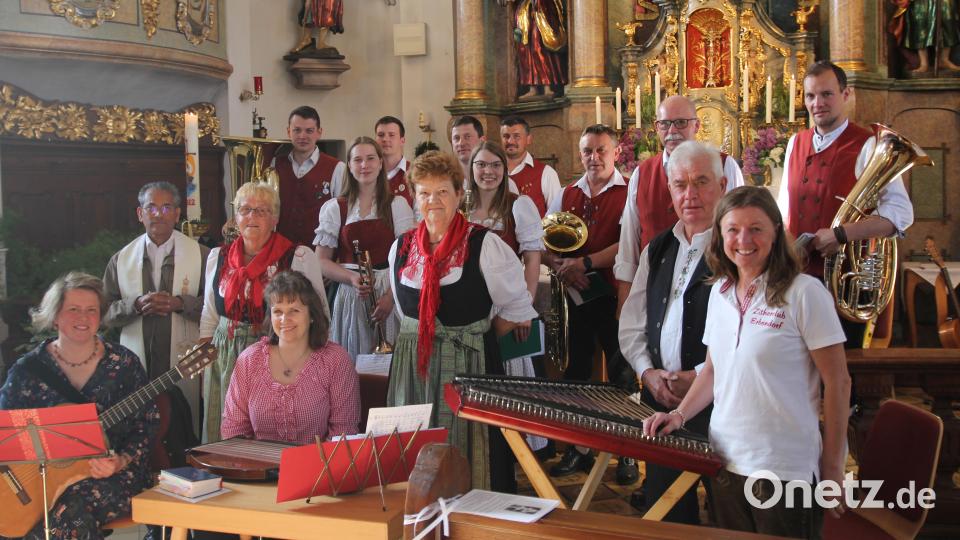 Die Musikerinnen und Musiker der vier beteiligten Gruppen mit Pater James (Zweiter von links). Bild: fks